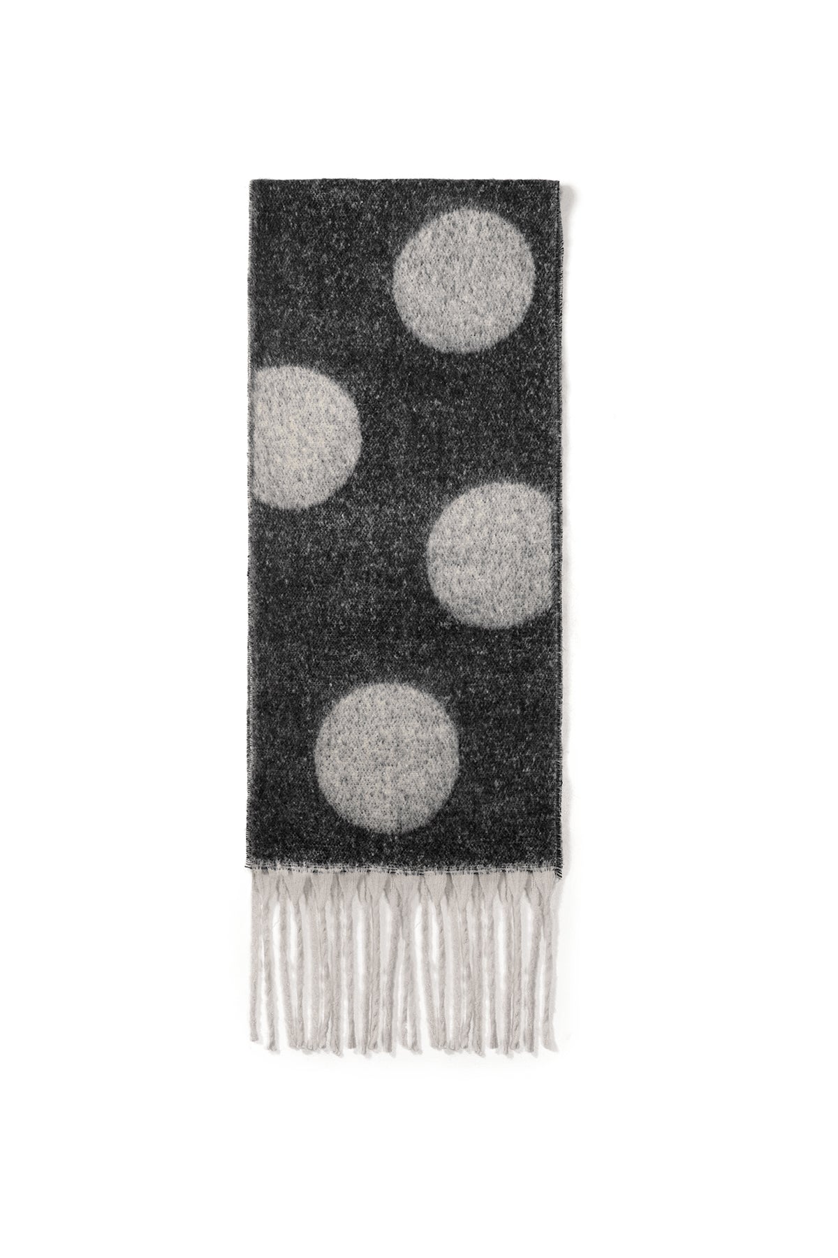 Detail van zwarte sjaal met grote lichte polka dots en franjes